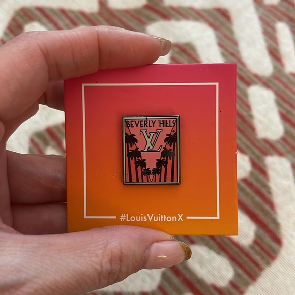 Collectible LV pin - Picture 3 of 3
